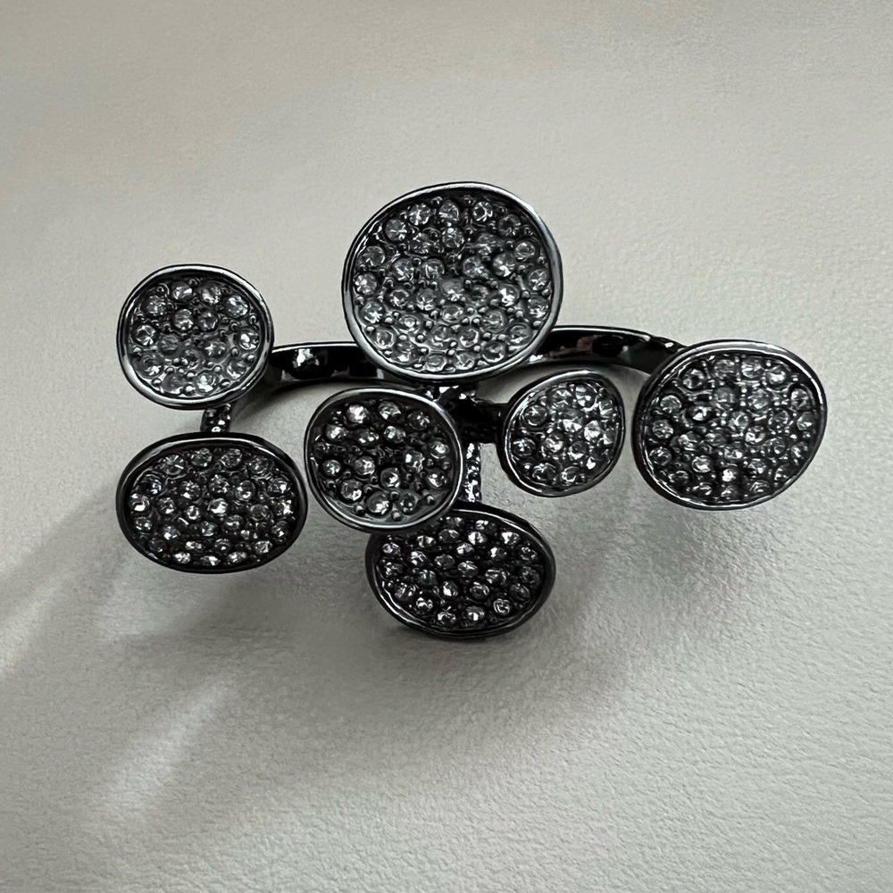 New BCBGMAXAZRIA Double Finger Ring – Dark Grey Rhinestones